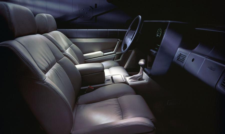 Интерьер Cadillac Allante 1993 года  (фото 6 из 11)